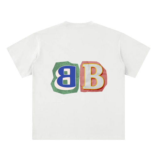 Camiseta blanca getabbe con logo "diegetabbe" en tipografía recortada multicolor estilo ransom note, letras en rojo, amarillo, azul, verde y negro sobre fondos crema y gris, etiqueta con estrella roja, hombro caído, corte largo holgado unisex, fondo blanco