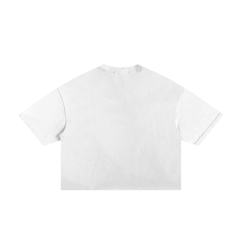 Camiseta blanca getabbe con símbolo ® rojo y números "1 2 3 4 5 6 7 8 9" en negro estilo stencil, acabado ripped distressed en hombros y dobladillo, etiqueta con estrella roja, hombro caído, corte crop holgado unisex, fondo blanco