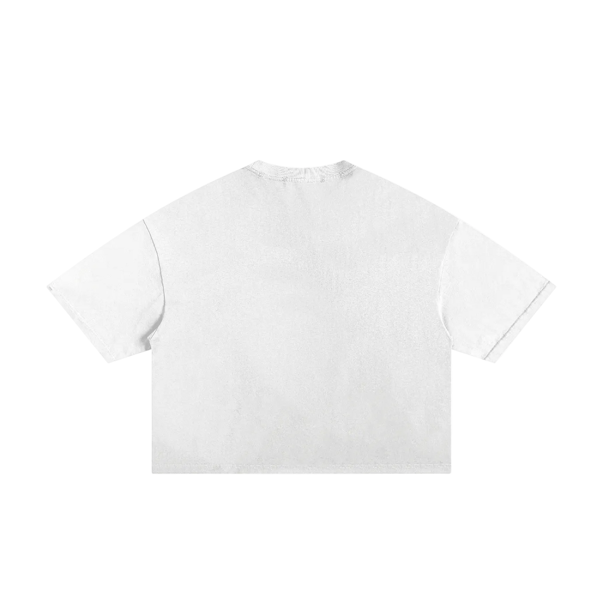 Camiseta blanca getabbe con símbolo ® rojo y números "1 2 3 4 5 6 7 8 9" en negro estilo stencil, acabado ripped distressed en hombros y dobladillo, etiqueta con estrella roja, hombro caído, corte crop holgado unisex, fondo blanco