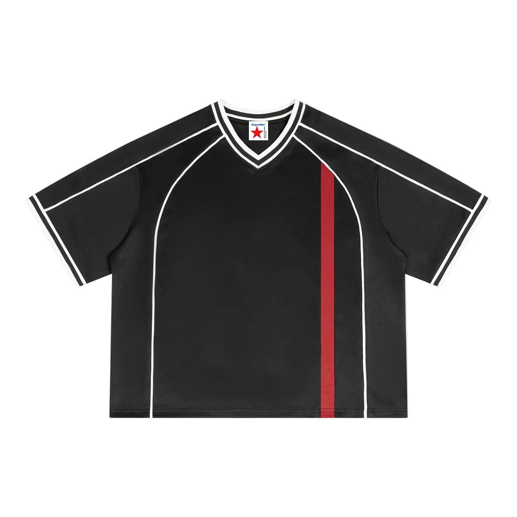 Camiseta soccer jersey negra getabbe con cuello en V blanco en contraste, franja roja vertical al centro, costuras blancas decorativas en mangas y cuerpo, etiqueta diegetabbe con estrella roja, corte crop holgado unisex, fondo blanco