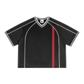 Camiseta soccer jersey negra getabbe con cuello en V blanco en contraste, franja roja vertical al centro, costuras blancas decorativas en mangas y cuerpo, etiqueta diegetabbe con estrella roja, corte crop holgado unisex, fondo blanco