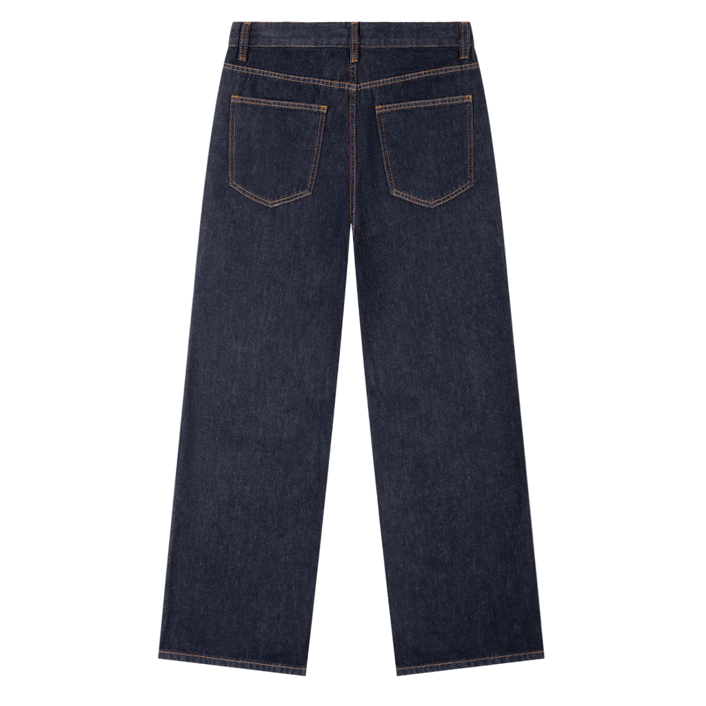 Jeans azul marino oscuro getabbe de corte recto y holgado, costuras en contraste dorado, detalle metálico plateado en bolsillo frontal izquierdo, talle medio, fondo blanco