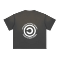 Camiseta gris oscuro streetwear getabbe, vista trasera con gráfico circular "Design Department From Diegetabbe" en blanco, fondo blanco