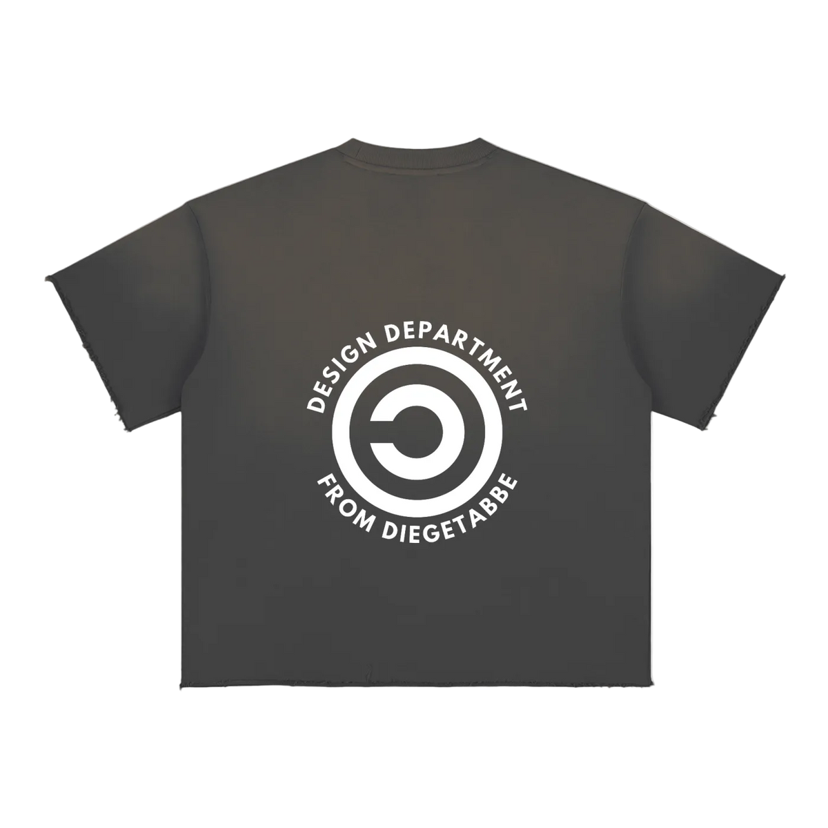 Camiseta gris oscuro streetwear getabbe, vista trasera con gráfico circular "Design Department From Diegetabbe" en blanco, fondo blanco
