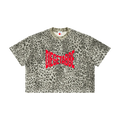 Camiseta crop getabbe con estampado leopardo gris en toda la prenda, logo "DIEGETABBE" en rojo al centro, hombro caído, corte holgado asimétrico, etiqueta con estrella roja, fondo blanco