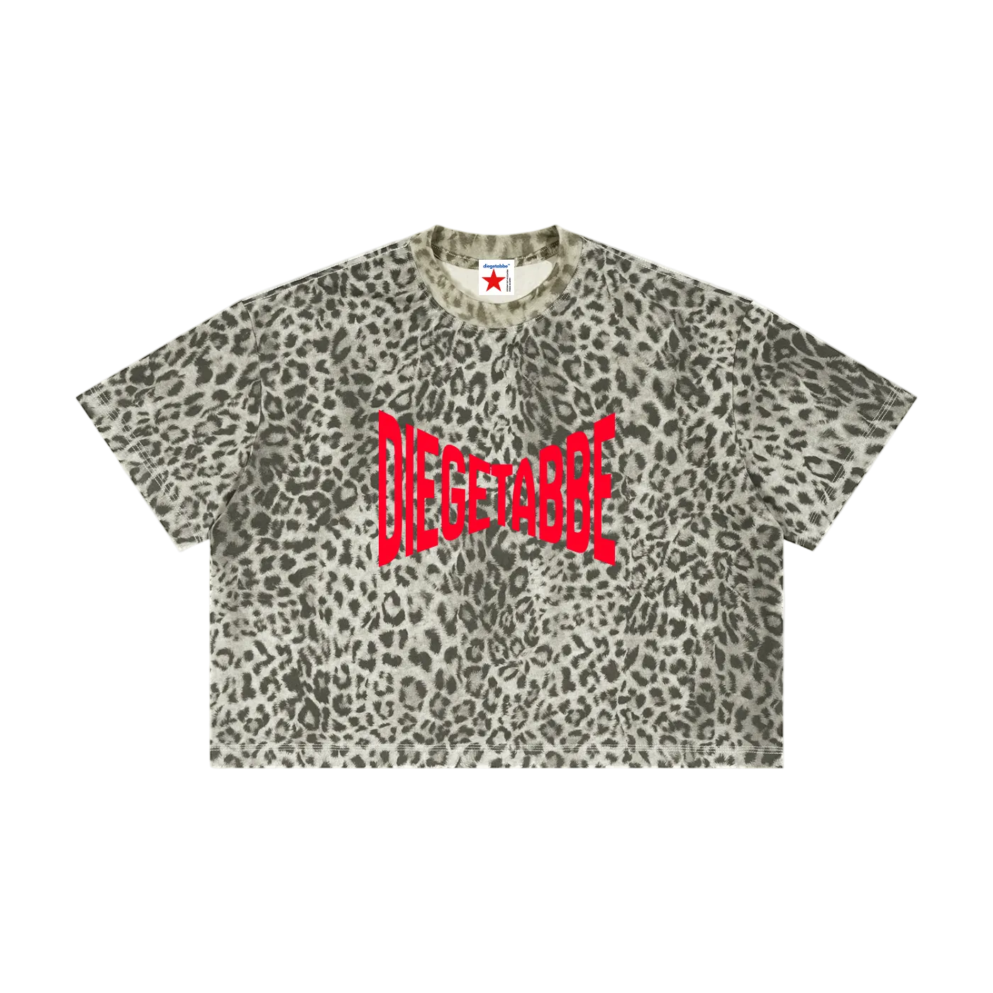 Camiseta crop getabbe con estampado leopardo gris en toda la prenda, logo "DIEGETABBE" en rojo al centro, hombro caído, corte holgado asimétrico, etiqueta con estrella roja, fondo blanco