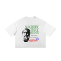 Camiseta blanca getabbe vista trasera con busto de Sócrates en negro y texto "Society Rates Only Men's · Alopece, Atenas, 470 a.C.–399 a.C. · Created by diegetabbe ®" en verde, negro y rojo, acabado ripped en cuello, hombro caído, corte holgado unisex, fondo blanco