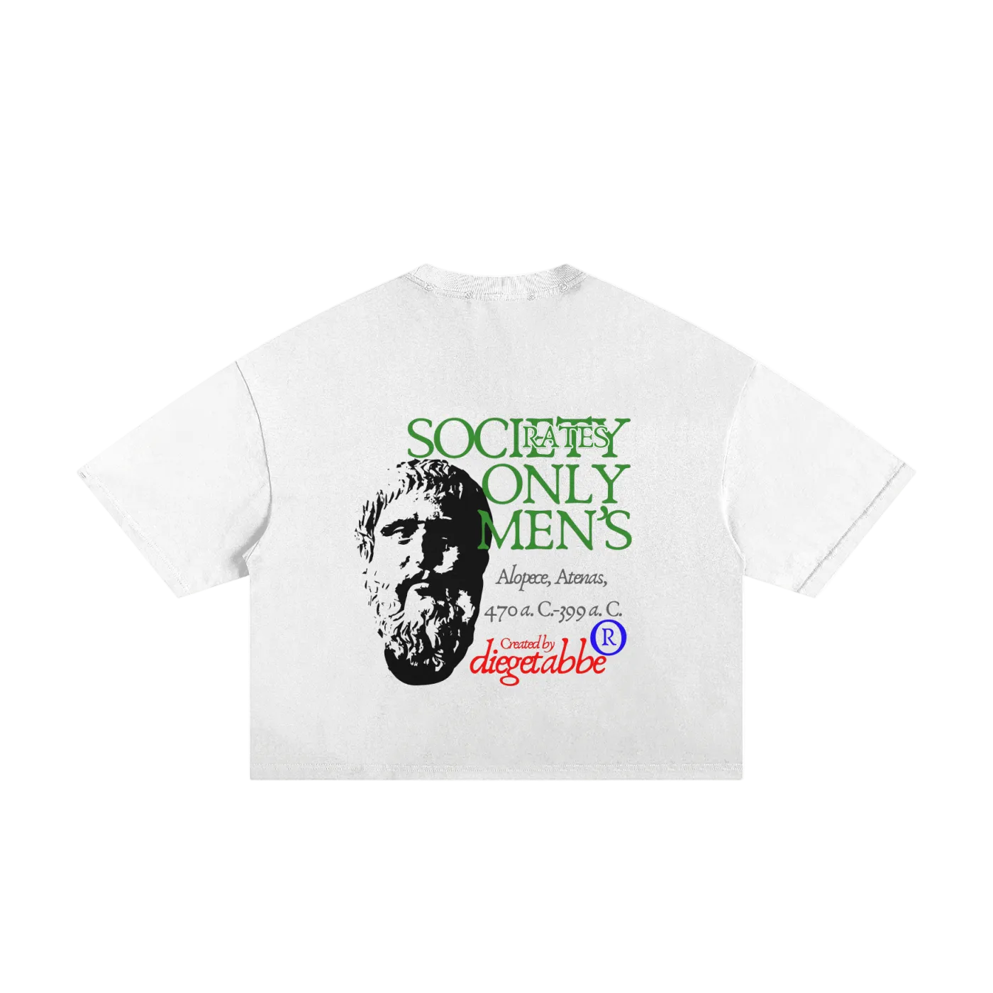 Camiseta blanca getabbe vista trasera con busto de Sócrates en negro y texto "Society Rates Only Men's · Alopece, Atenas, 470 a.C.–399 a.C. · Created by diegetabbe ®" en verde, negro y rojo, acabado ripped en cuello, hombro caído, corte holgado unisex, fondo blanco