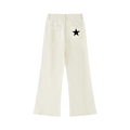Pantalón acampanado blanco hueso getabbe vista trasera, estrella negra bordada en bolsillo trasero derecho, dos bolsillos traseros parche, cintura elástica, pierna flare, mujer, fondo blanco