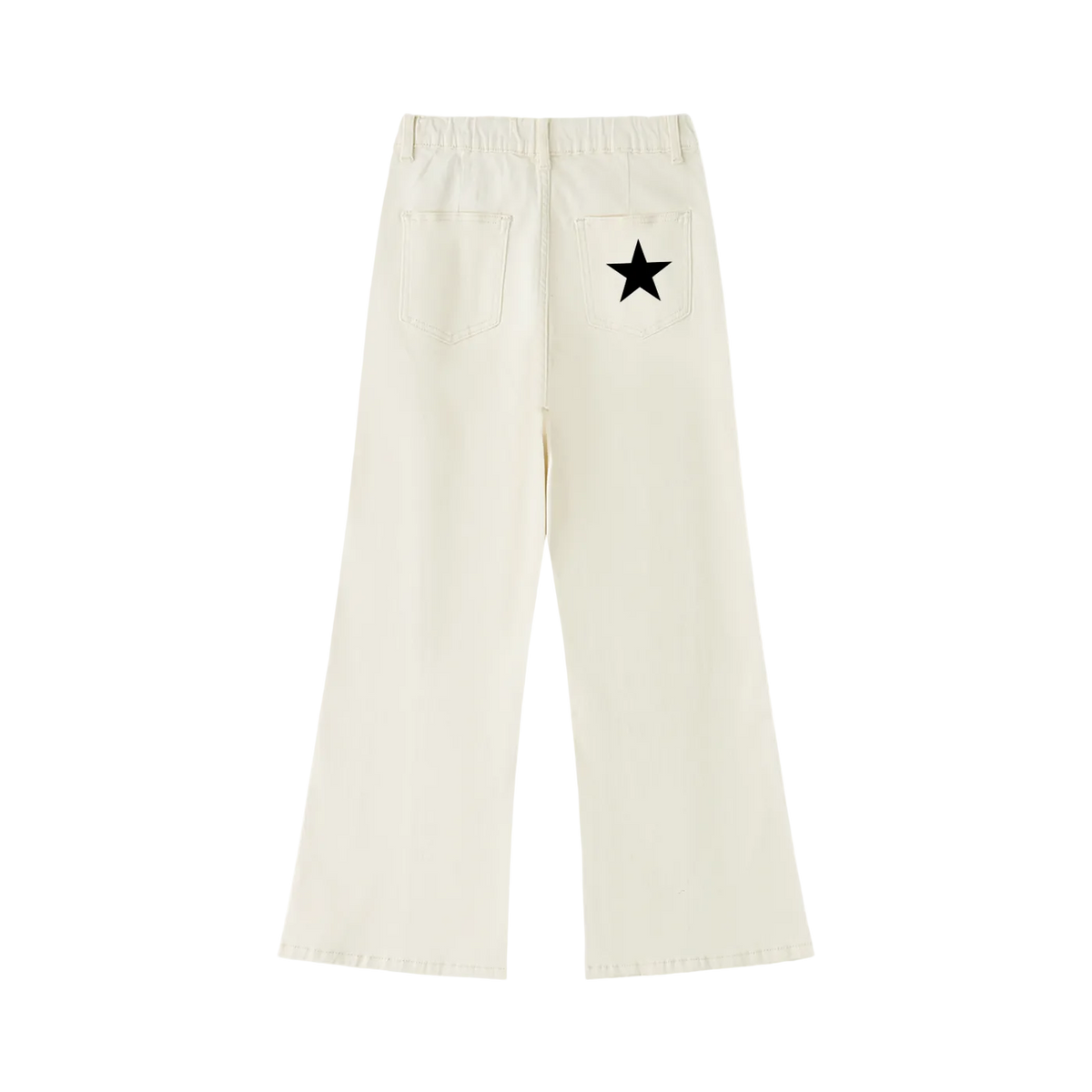 Pantalón acampanado blanco hueso getabbe vista trasera, estrella negra bordada en bolsillo trasero derecho, dos bolsillos traseros parche, cintura elástica, pierna flare, mujer, fondo blanco
