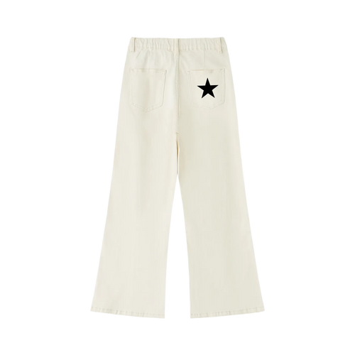 Pantalón acampanado blanco hueso getabbe vista trasera, estrella negra bordada en bolsillo trasero derecho, dos bolsillos traseros parche, cintura elástica, pierna flare, mujer, fondo blanco