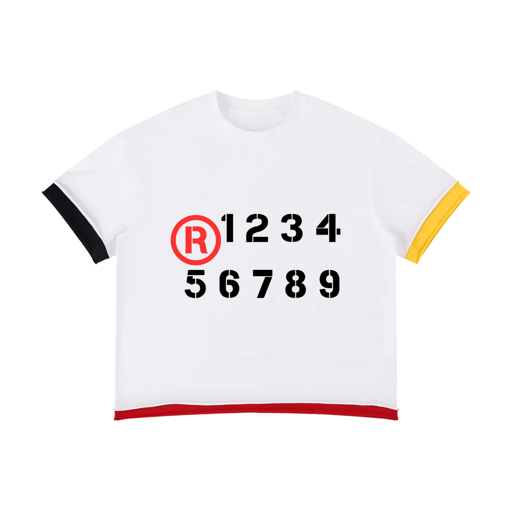 Camiseta blanca getabbe con símbolo ® rojo y números "1 2 3 4 5 6 7 8 9" en negro estilo stencil, puño izquierdo negro, puño derecho amarillo, dobladillo rojo en contraste, cuello redondo, corte crop holgado unisex, fondo blanco