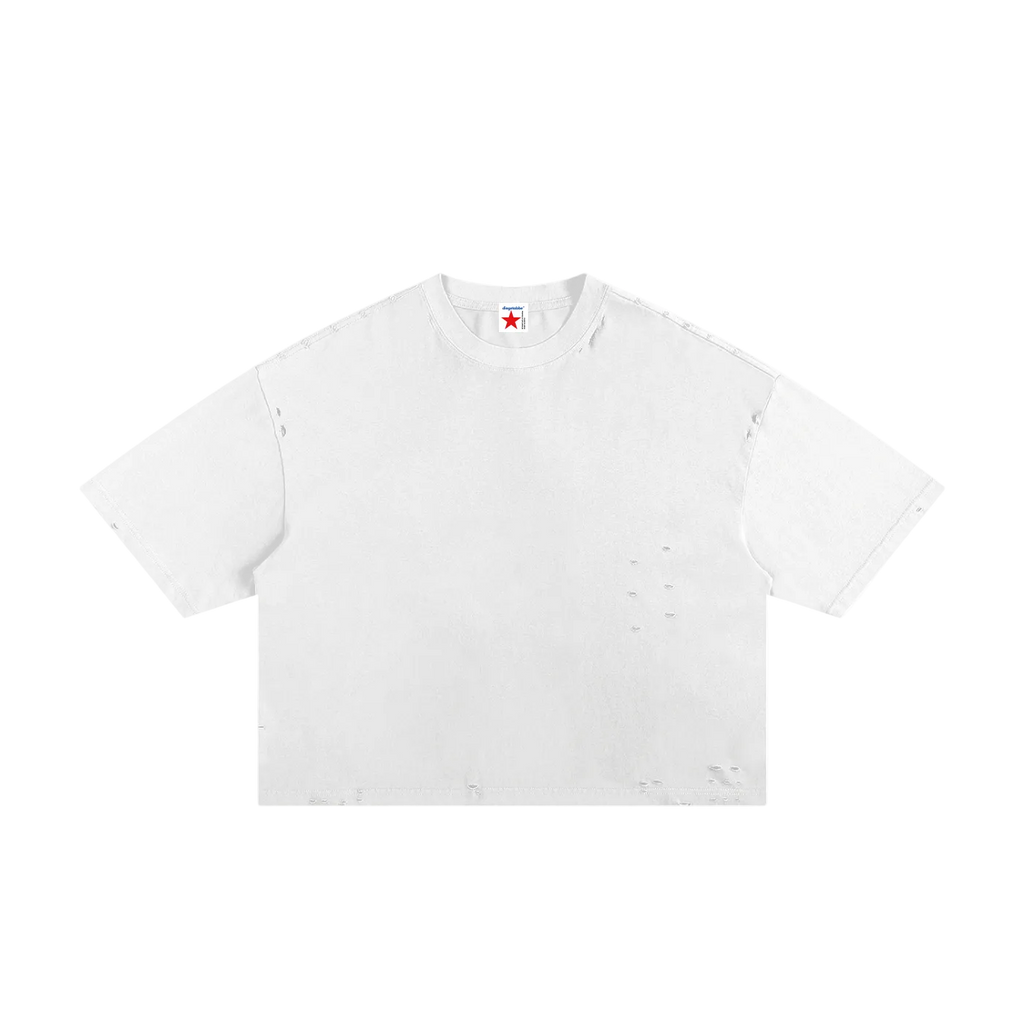 Camiseta blanca getabbe vista trasera con busto de Sócrates en negro y texto "Society Rates Only Men's · Alopece, Atenas, 470 a.C.–399 a.C. · Created by diegetabbe ®" en verde, negro y rojo, acabado ripped en cuello, hombro caído, corte holgado unisex, fondo blanco