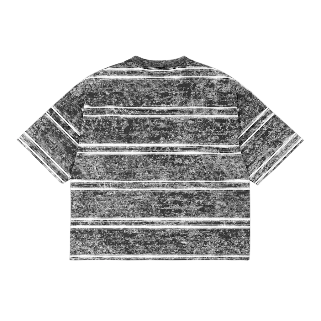 Camiseta crop gris oscuro getabbe con rayas horizontales blancas, logo "diegetabbe" en rojo y letra "R" en negro al centro, acabado snow wash moteado, hombro caído, etiqueta con estrella roja, fondo blanco