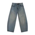 Jeans azules pierna ancha balloon getabbe con lavado vintage sun fade, roturas ripped en muslo y rodilla izquierda, desgaste en cadera, talle medio, bolsillos frontales, corte holgado hombre, fondo blanco