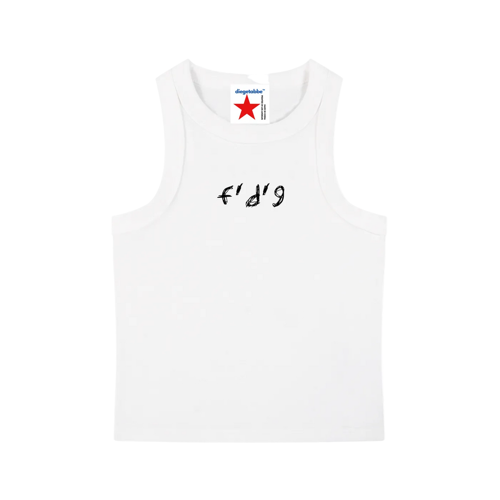 Tank top crop blanco getabbe sin mangas con texto manuscrito "f'd'g" en negro al centro, etiqueta diegetabbe con estrella roja en cuello cuadrado, corte ajustado, mujer, fondo blanco