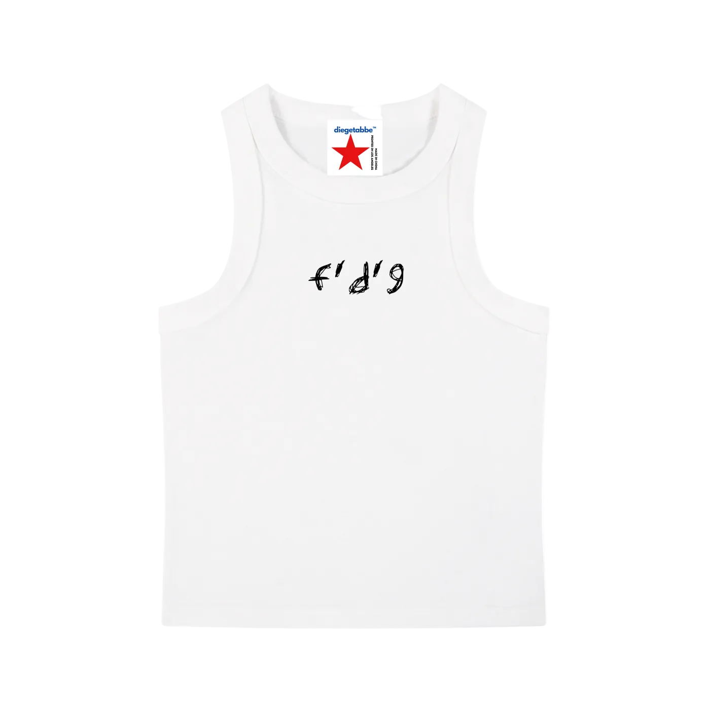 Tank top crop blanco getabbe sin mangas con texto manuscrito "f'd'g" en negro al centro, etiqueta diegetabbe con estrella roja en cuello cuadrado, corte ajustado, mujer, fondo blanco