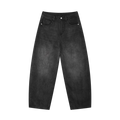 Jeans negros pierna ancha balloon getabbe con lavado sun fade vintage, desgaste grisáceo en muslos y rodillas, talle medio, bolsillos frontales, corte holgado hombre, fondo blanco