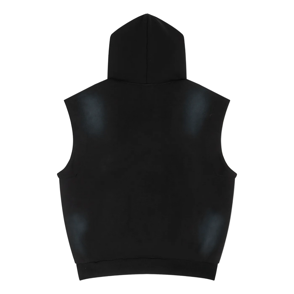 Sudadera sin mangas negra getabbe con capucha y cordón negro, aros metálicos plateados en costados, remaches metálicos en bolsillo canguro frontal, efecto manchas azules tie-dye, corte holgado unisex, fondo blanco
