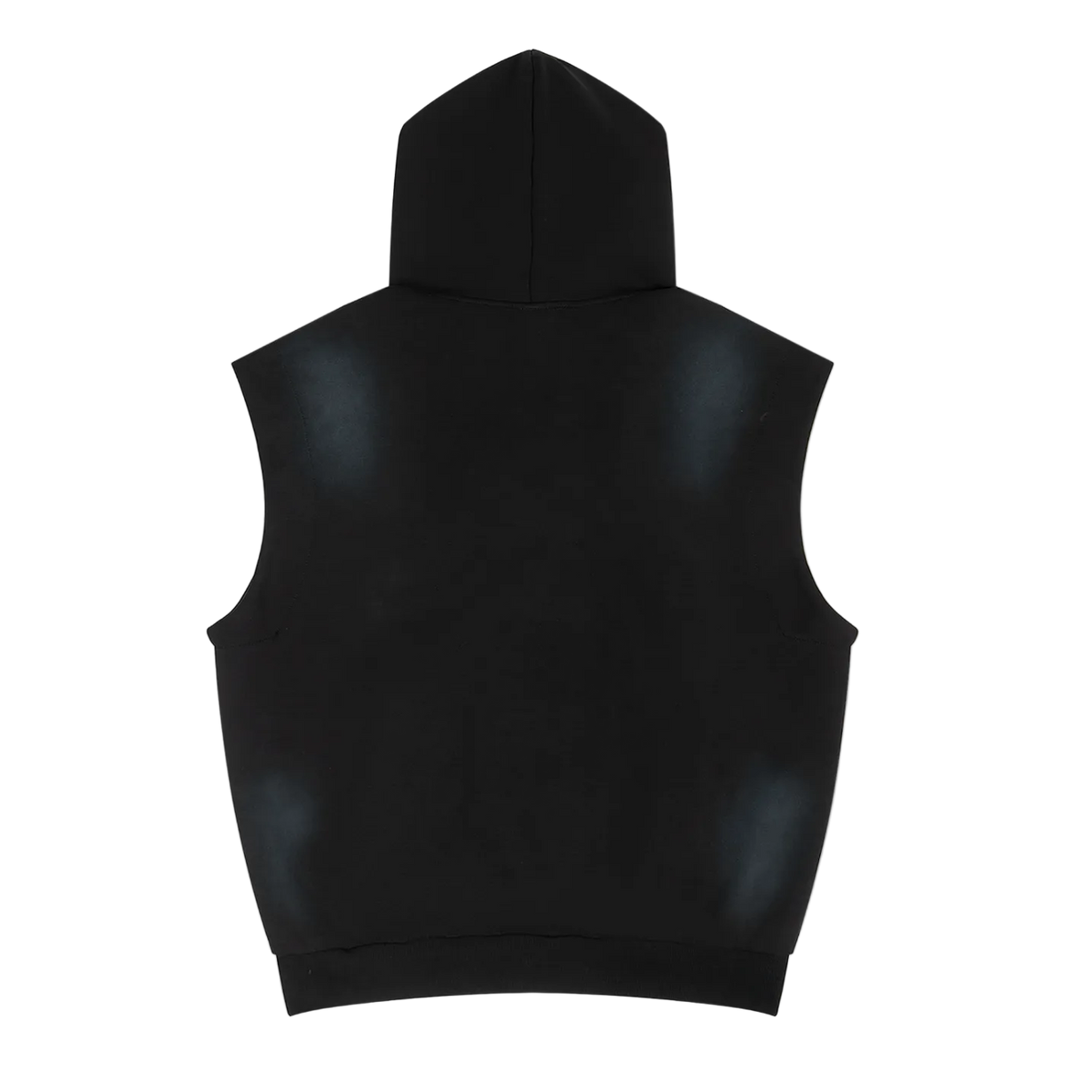 Sudadera sin mangas negra getabbe con capucha y cordón negro, aros metálicos plateados en costados, remaches metálicos en bolsillo canguro frontal, efecto manchas azules tie-dye, corte holgado unisex, fondo blanco