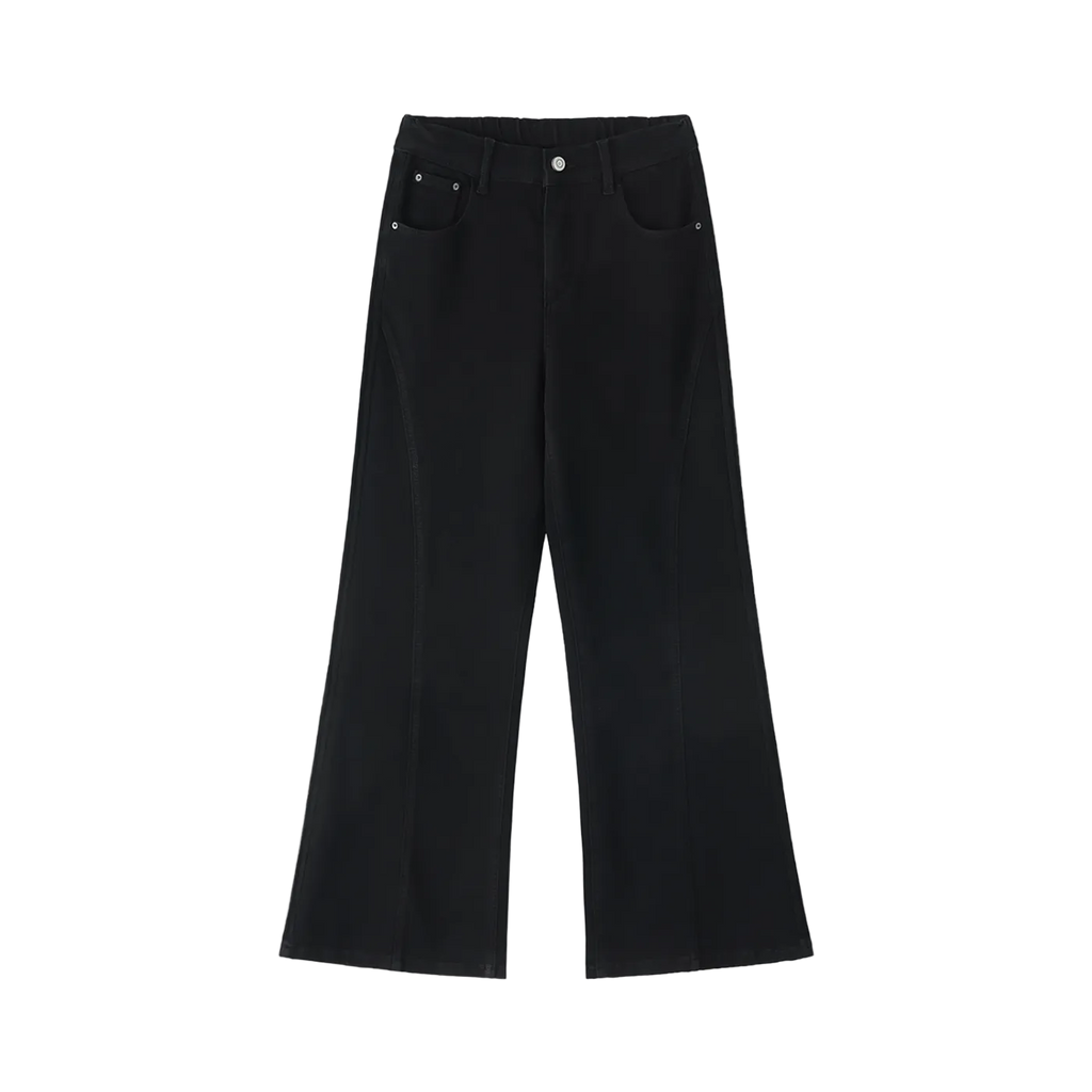 Pantalón acampanado negro getabbe vista trasera, estrella blanca bordada en bolsillo trasero derecho, dos bolsillos traseros parche, cintura elástica, pierna flare, mujer, fondo blanco
