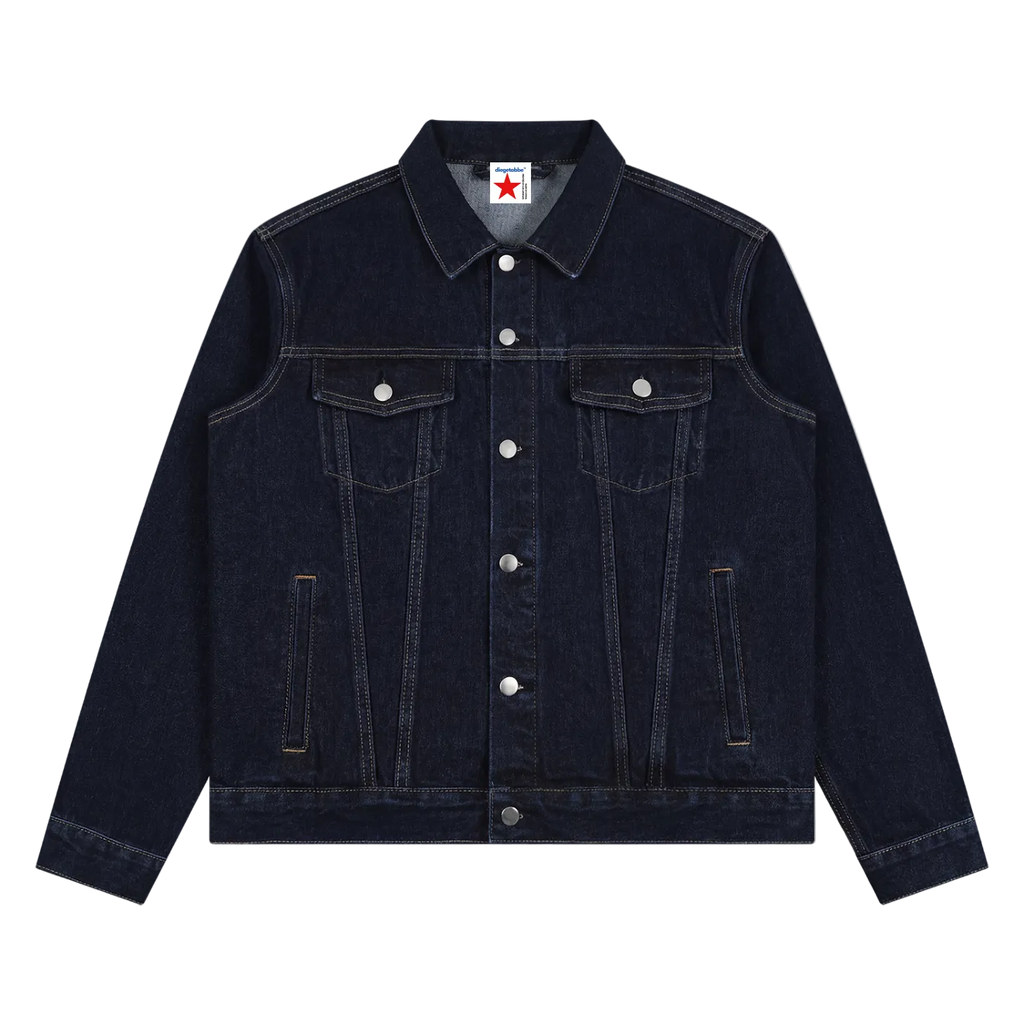 Chaqueta vaquera azul marino oscuro getabbe con botones metálicos plateados, bolsillos frontales y pecho, cuello solapa, costuras en contraste, etiqueta con estrella roja en cuello, corte holgado unisex, fondo blanco