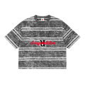 Camiseta crop gris oscuro getabbe con rayas horizontales blancas, logo "diegetabbe" en rojo y letra "R" en negro al centro, acabado snow wash moteado, hombro caído, etiqueta con estrella roja, fondo blanco