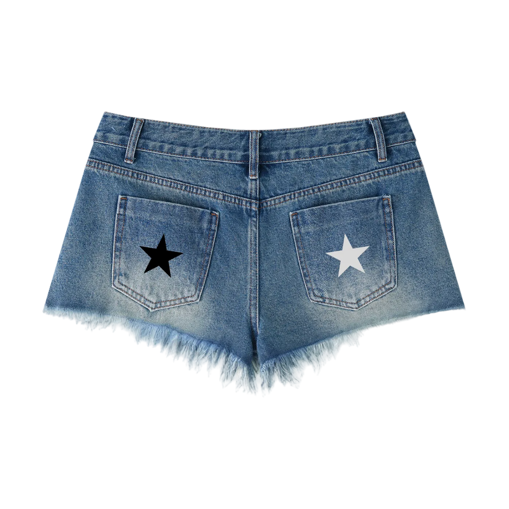 Short denim azul getabbe vista trasera, estrella negra bordada en bolsillo izquierdo y estrella blanca en bolsillo derecho, dobladillo raw hem deshilachado, lavado vintage, talle bajo, mujer, fondo blanco