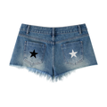 Short denim azul getabbe vista trasera, estrella negra bordada en bolsillo izquierdo y estrella blanca en bolsillo derecho, dobladillo raw hem deshilachado, lavado vintage, talle bajo, mujer, fondo blanco