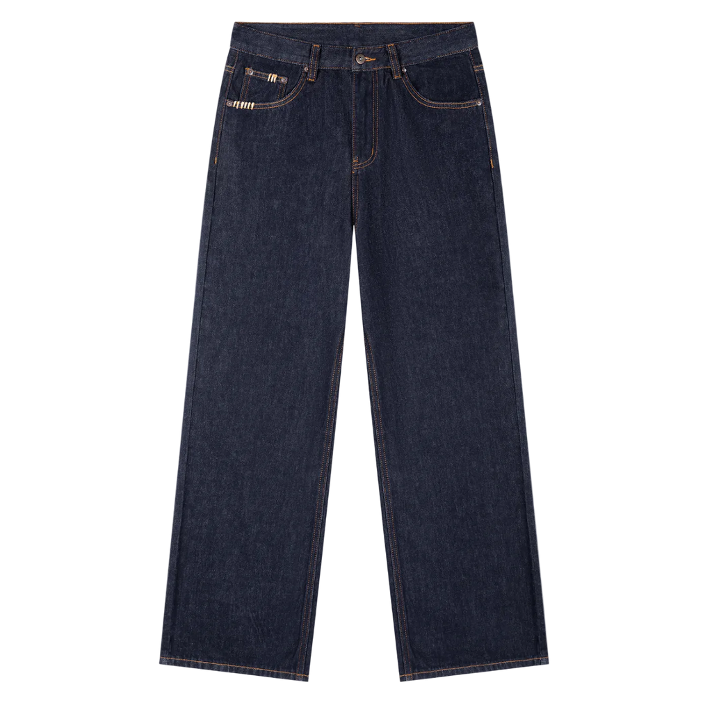 Jeans azul marino oscuro getabbe de corte recto y holgado, costuras en contraste dorado, detalle metálico plateado en bolsillo frontal izquierdo, talle medio, fondo blanco