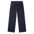 Jeans azul marino oscuro getabbe de corte recto y holgado, costuras en contraste dorado, detalle metálico plateado en bolsillo frontal izquierdo, talle medio, fondo blanco