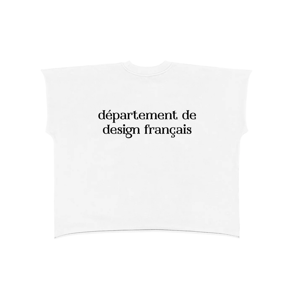 Tank top crop blanco getabbe sin mangas con texto "département de design français" en negro, hombro caído, acabado raw edge deshilachado, corte holgado, fondo blanco