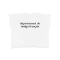 Tank top crop blanco getabbe sin mangas con texto "département de design français" en negro, hombro caído, acabado raw edge deshilachado, corte holgado, fondo blanco