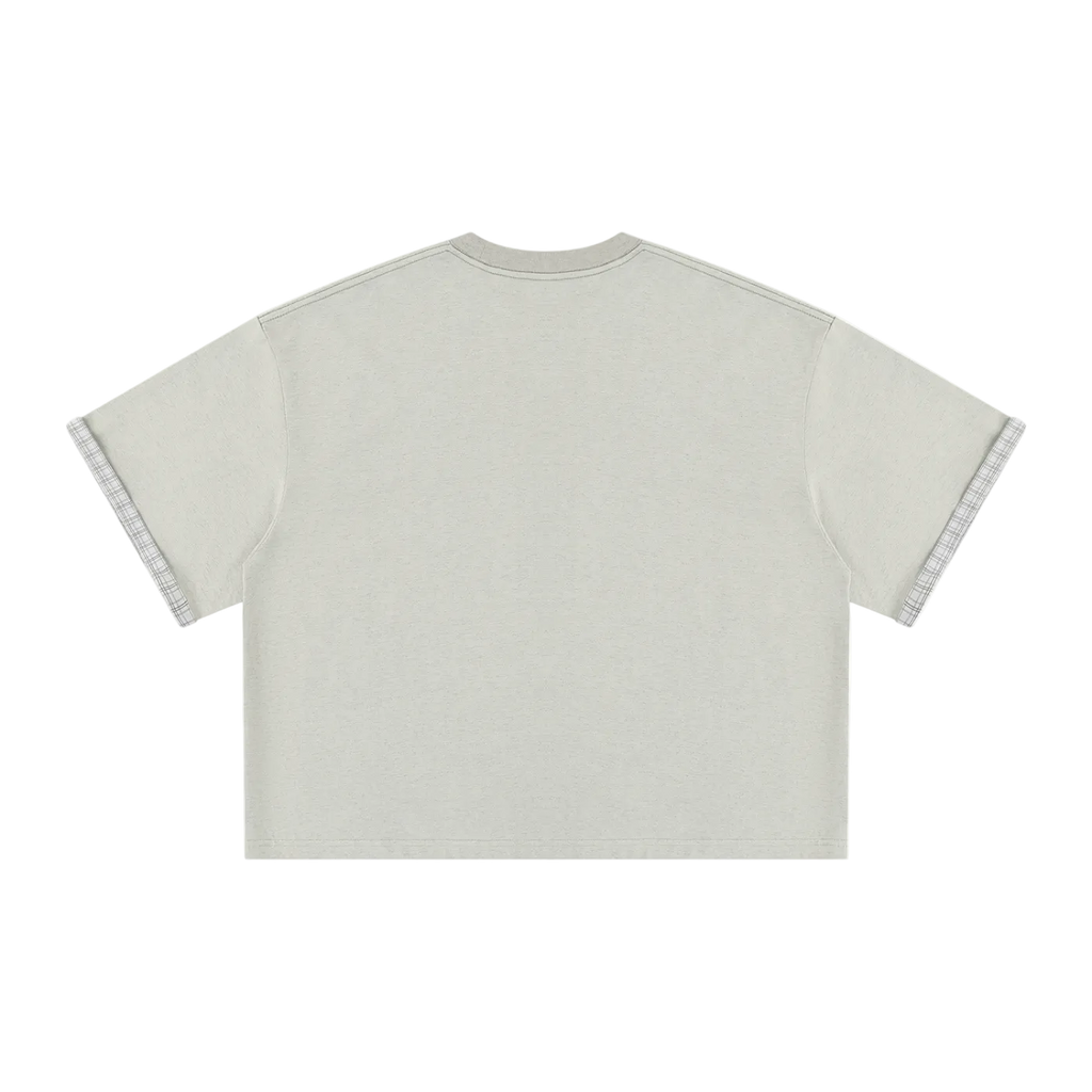 Camiseta gris claro getabbe lisa con puños de manga en tela cuadros gris en contraste, etiqueta diegetabbe con estrella roja en cuello redondo, hombro caído, corte boxy crop holgado unisex, fondo blanco