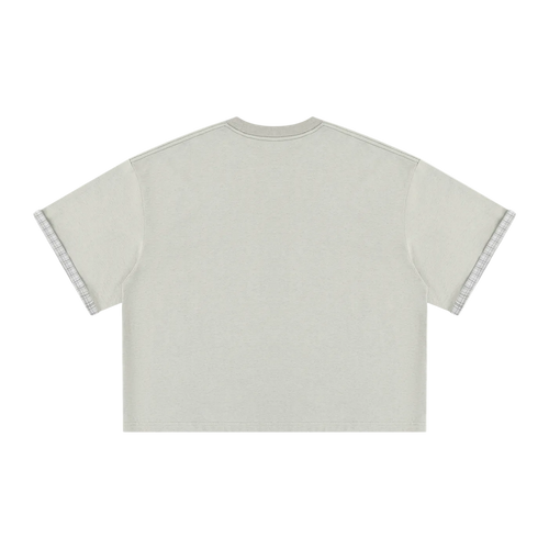 Camiseta gris claro getabbe lisa con puños de manga en tela cuadros gris en contraste, etiqueta diegetabbe con estrella roja en cuello redondo, hombro caído, corte boxy crop holgado unisex, fondo blanco